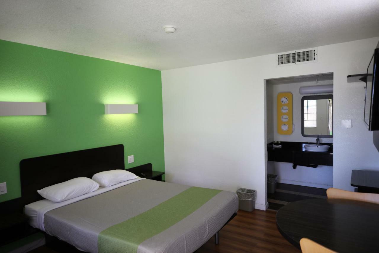 Hotel 6-barstow, Ca 2*