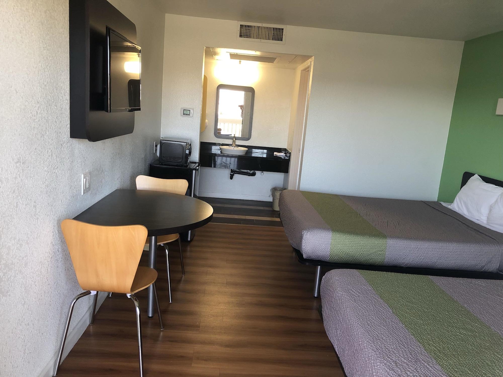 Hotel 6-barstow, Ca 2*