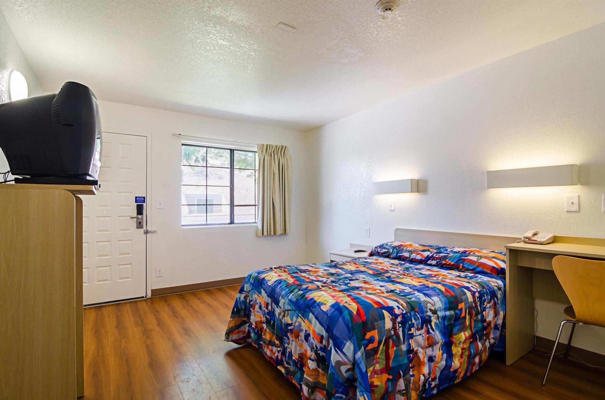 Hotel 6-barstow, Ca 2*
