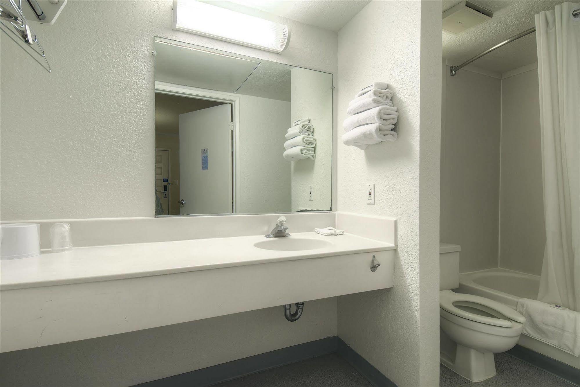 Hotel 6-barstow, Ca 2*