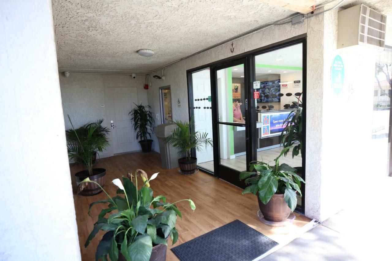 6-barstow, Ca 2*